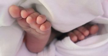 חשד: אמא עם תסמונת מינכהאוזן הביאה ילד שלישי למרפאה כשהוא מת