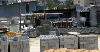 אישום: ישראלי העובד בבנייה השליך אריח על אחות ערביה ממניע גזעני   