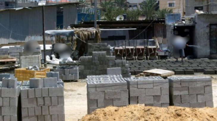 עובד בניין השליך אריח קרמיקה