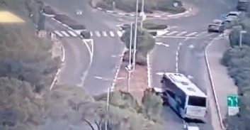 צפו: נהג אוטובוס ניגח בכוונה רכב פרטי בגלל ויכוח על הכביש