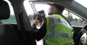 החשד: סירבה לקבל דו"ח על עבירת תנועה וכמעט דרסה שוטרים