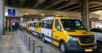 עבודות שירות לנהג מונית שאיים על פקחית בנתב"ג