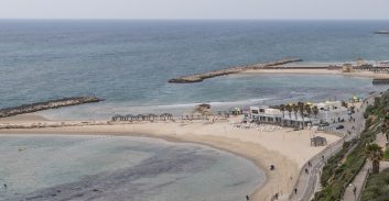 ת"א: מוכר למשטרה נעצר על אונס צעירה בחוף הילטון