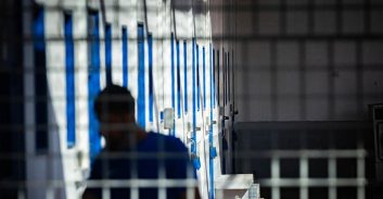 כתב אישום: שפך קפה רותח על פניו של אסיר אחר באגף