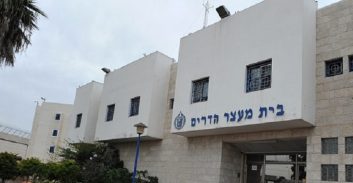 בית מעצר הדרים: עצור נאשם ששפך מים רותחים על שותפו לתא