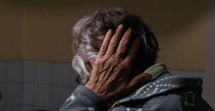 קשישה דמנטית עקיצה (חיצונית)