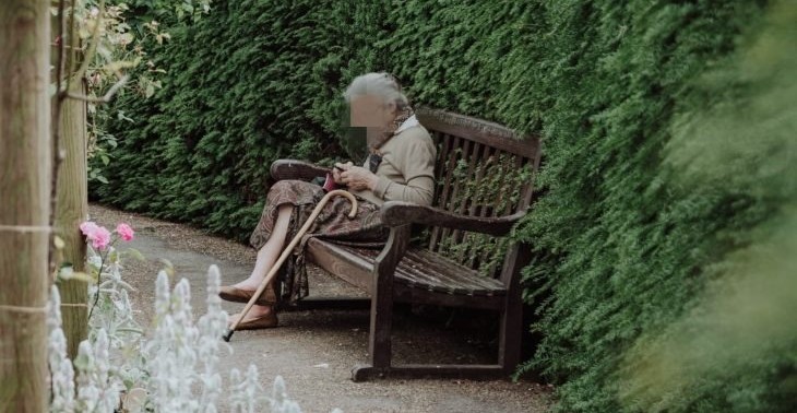 קשישה נעקצה 