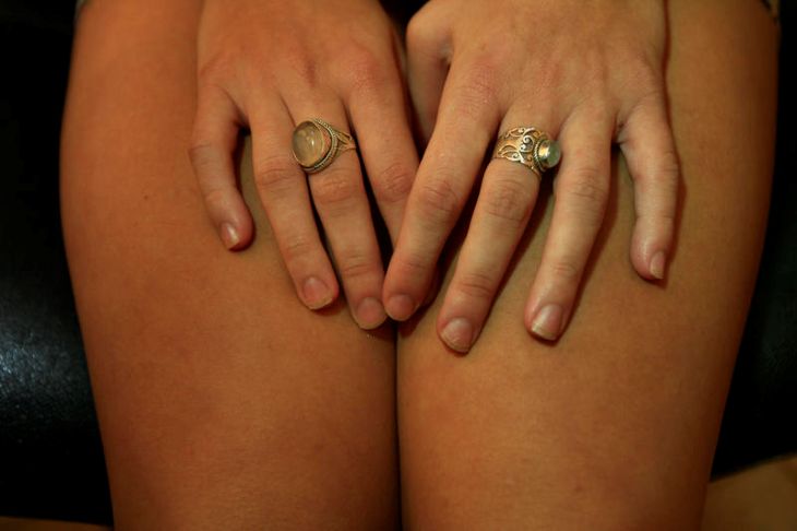 איים להפיץ תמונות מביכות 