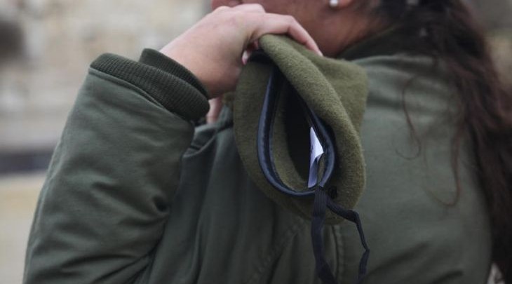 חיילת עריקה כומתה 