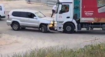 לשיפוטכם: נהג המשאית ניגח ג'יפ שנהגו חסם אותו והשליך עליו אבנים