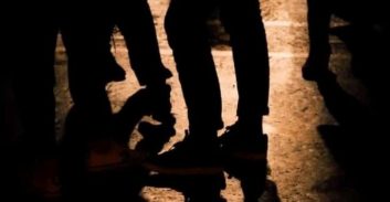 חשד: אסיר משוחרר זיהה סוהר במהלך בילוי במועדון ותקף אותו