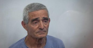 מעצר בית מלא לפעיל המחאה שמואשם בהחזקת אמל"ח רב בביתו