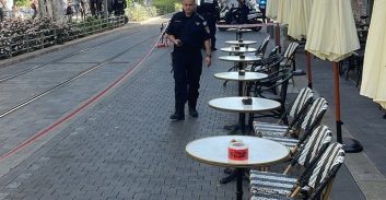 מוכר למשטרה נפצע מירי בבית קפה ביפו