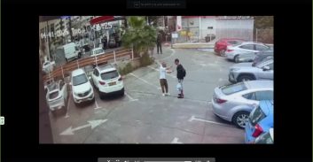 שוטר סיור בצחוק לדר רחוב החשוד בתקיפה: "לך תעשה ראש"