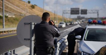 אישום: שוטרת הדליפה לחבר מידע על מבצעי אכיפה כנגד רכבים