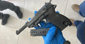 מוכרים למשטרה נעצרו על החזקת קריסטל ואקדח בדירה בבת-ים