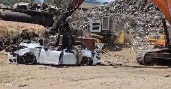 צפו: המשטרה משמידה רכב אאודי "משופר" של עבריין תנועה