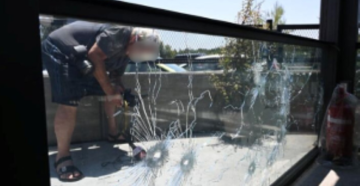 ירי לעבר בית זכוכיות שבורות ארכיון המחשה חיצונית