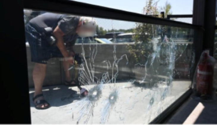 ירי לעבר בית זכוכיות שבורות ארכיון המחשה 