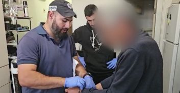 אישום: גזל במירמה מאות אלפי שקלים שלהם זכאים קשישים דוברי רוסית