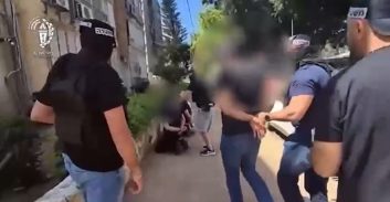 צפו: שב"ס והמשטרה סיכלו "תהלוכת שחרור עבריינית" לאסיר מכלא רימונים