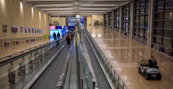 עובד נתב"ג חשוד שאנס תיירות ודרש שישתפו פעולה כתנאי לכניסתן לארץ