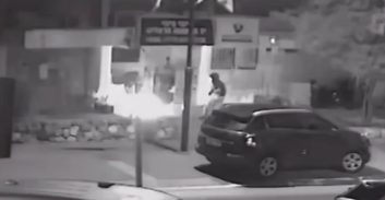 צפו בתיעוד: מוכר למשטרה נעצר על הצתת משרד נדל"ן בהרצליה