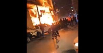 חשד: בן 18 מבת-ים הצית שלושה מינימרקטים על רקע תחרות עסקית