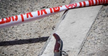 מוכרים למשטרה מבת-ים נעצרו בתיק תקיפה שבו הנדקר לקה באירוע לבבי