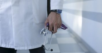 משרד הבריאות: רופא בכיר שהשכיר דירה והציץ לדיירת העירומה לא יושעה