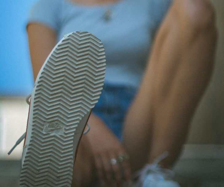 הטרדה מינית נגיעה ברגל אילוסטרציה