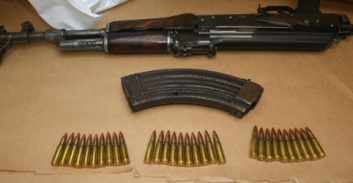 צעיר מג'דיידה-מכר נעצר לאחר שהיה בבריחה בתיק עבירות נשק חמורות