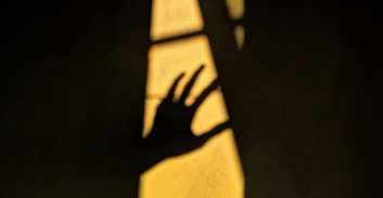 אישום ברצח: בעטו בו ודקרו בפניו כשהוא שוכב ומנסה להגן על עצמו