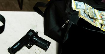 חשד: הגיע להמיר כספים בצ'יינג' יום לאחר ששדד אותו באיומי אקדח-צעצוע