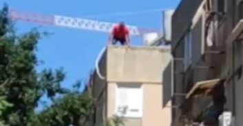 דרמה בבת-ים: אישה נדקרה למוות, בן זוגה התבצר וקפץ אל מותו