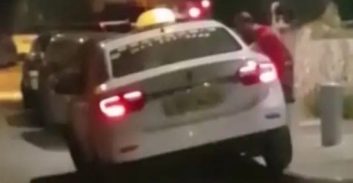 אישום: תושב בת-ים הופתע באמצע עסקת סמים וריסס שוטרים בגז פלפל