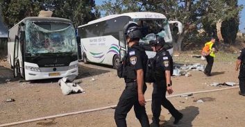 שוחררו קטינים שנעצרו בחשד לביזה: דלק מאוטובוסים שניזוקו מטיל איראני בהרצליה