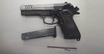 מוכר למשטרה מחדרה נעצר בחשד להחזקת אקדח ומחסנית סמוך לביתו