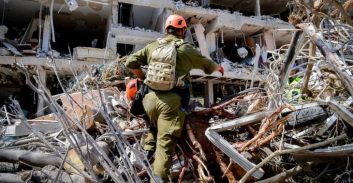 תושבים שביתם נהרס מפגיעת טיל ממשיכים לשלם לעיריית ת"א היטל שמירה