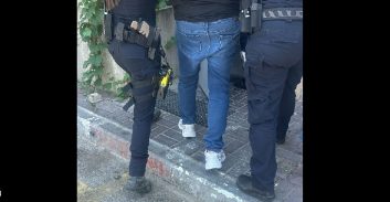 משטרת בת-ים עצרה חשודים שמנעו מאחרים כניסה למקלט: "זו עבירה פלילית"