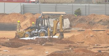 שבעה חרדים נעצרו לאחר שהתפרעו והציתו טרקטור באתר בנייה ביהוד