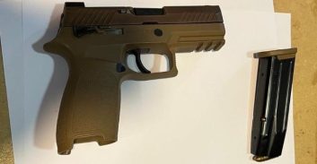 אישום: בעל-עסק נתפס עם אקדח טעון 9 חודשים אחרי שאחיינו נרצח