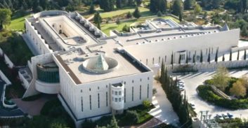 ניפוץ חלון בימ"ש העליון במהלך הפגנת הימין כתוצאה מירי נשק קר