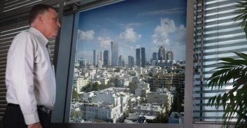 המשטרה: אשת מנכ"ל עזרה ובצרון גבתה מקבלנים תשלום עבור "תיווך"