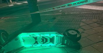 אישום: הצמיד מטען חבלה לרכב בנתניה ונפצע קשה מהפיצוץ