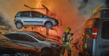 אישום: עבריין מלוד הצית עשרות מכוניות במגרש הרכבים התפוסים של המשטרה