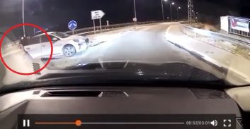 צפו בסרטון: הנהג נחסם בכיכר אבל הצליח לחמוק מניסיון חיסול