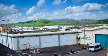 אישום: אסיר השתולל וניסה לתקוף סוהר בכלא גלבוע