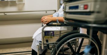 כתב אישום: אח בבית חולים סיעודי בשרון ביצע מעשים מגונים במטפלות