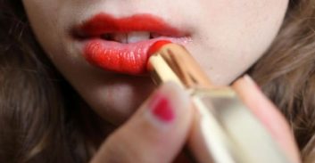 הסיפור על המנהל מטלגרם והסוהר שחשודים בסחר בסרטוני פורנו של צעירות